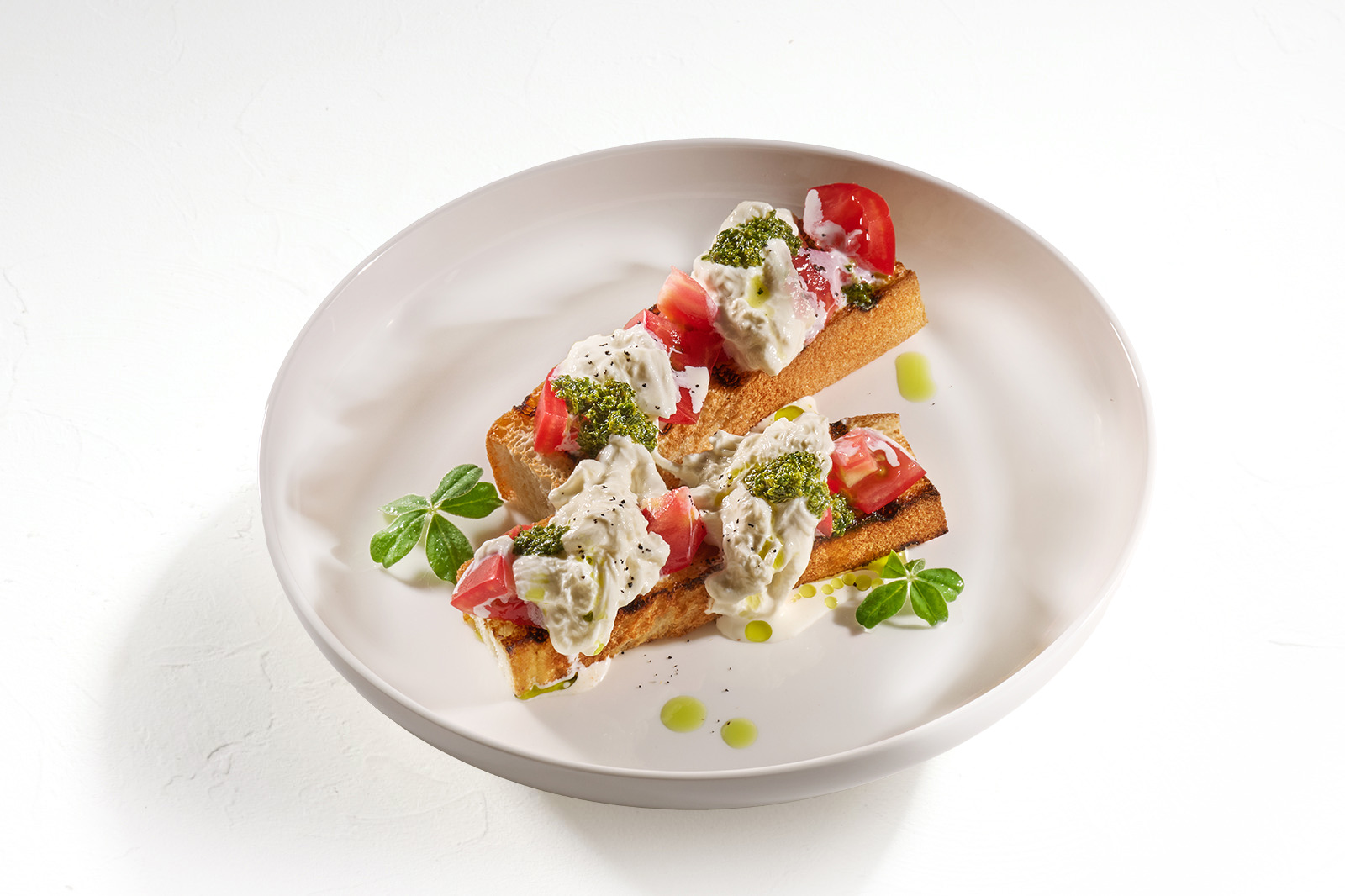 Брускетта э песто кон страчателла Брускетта э песто кон страчателла