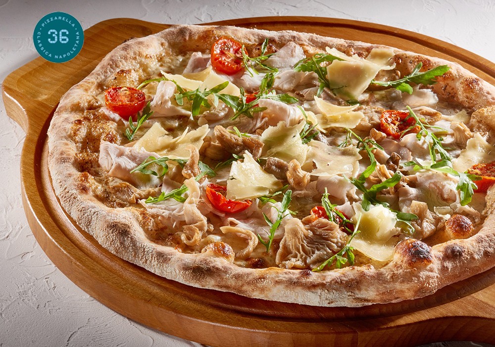 Неаполитанская пицца Колбаски, грибы и вяленные томаты 26 см