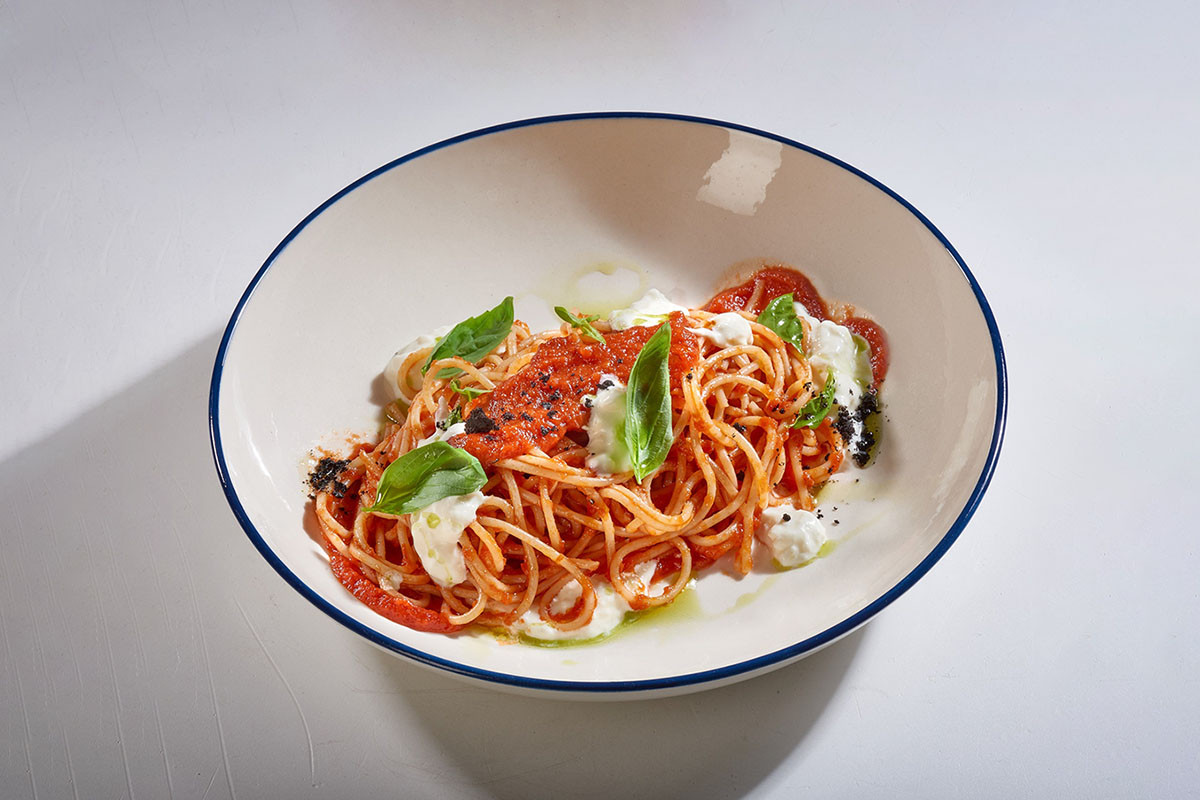 Спагетти помодоро,базилико э страчателла